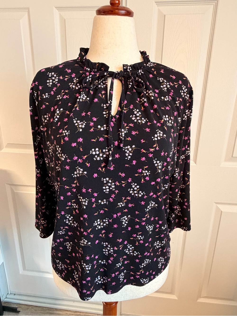 CeCe Womens Black Floral Tie-Neck Blouse